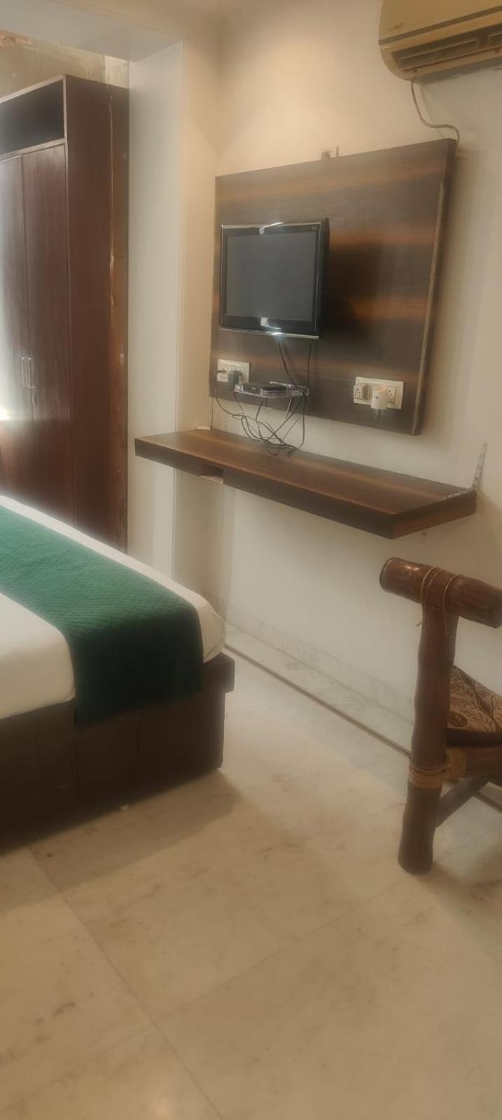 Hotel Grace Plaza Near Igi Airport Delhi 4*